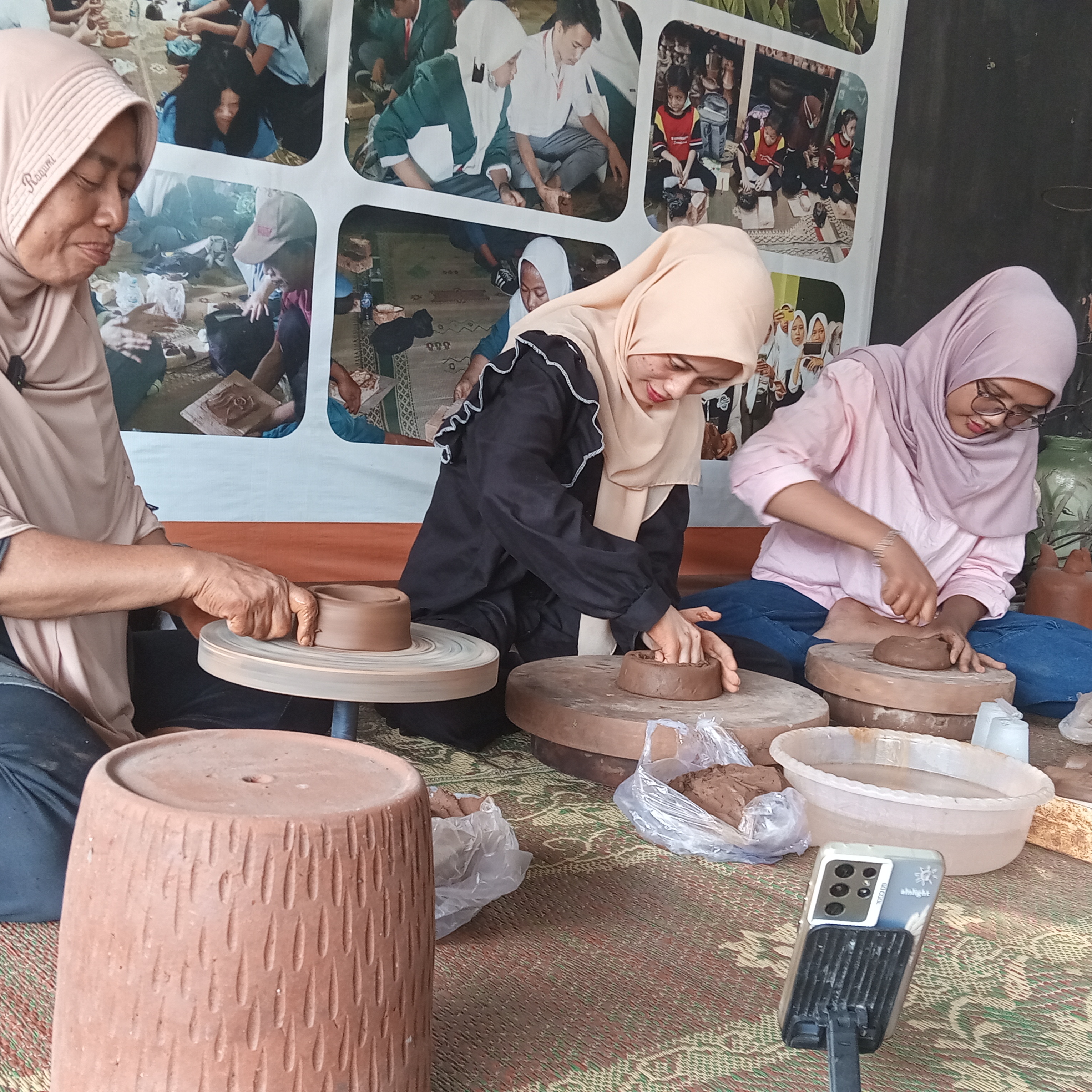 Workshop gerabah interaktif dengan peserta yang antusias belajar membuat keramik